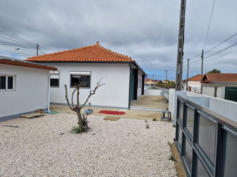 Moradia T4 e 3 T1 com rentabilidade.